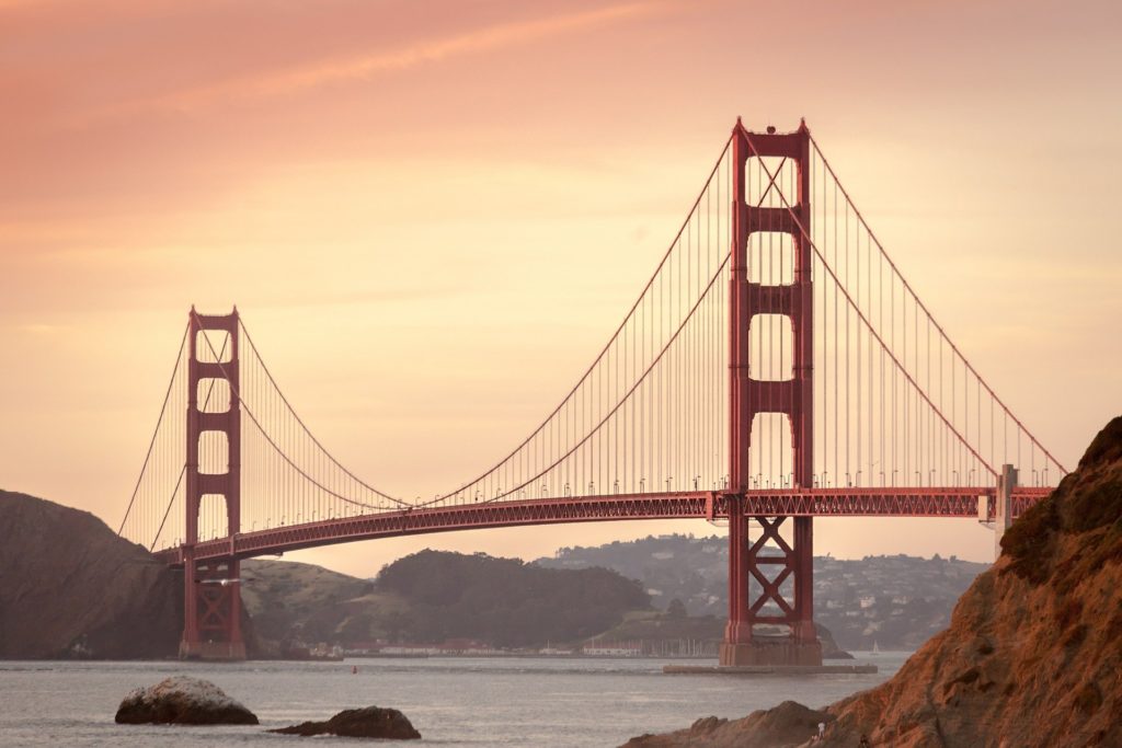 sairaanhoitajan näkymä Golden Gate Bridgelle Kaliforniassa