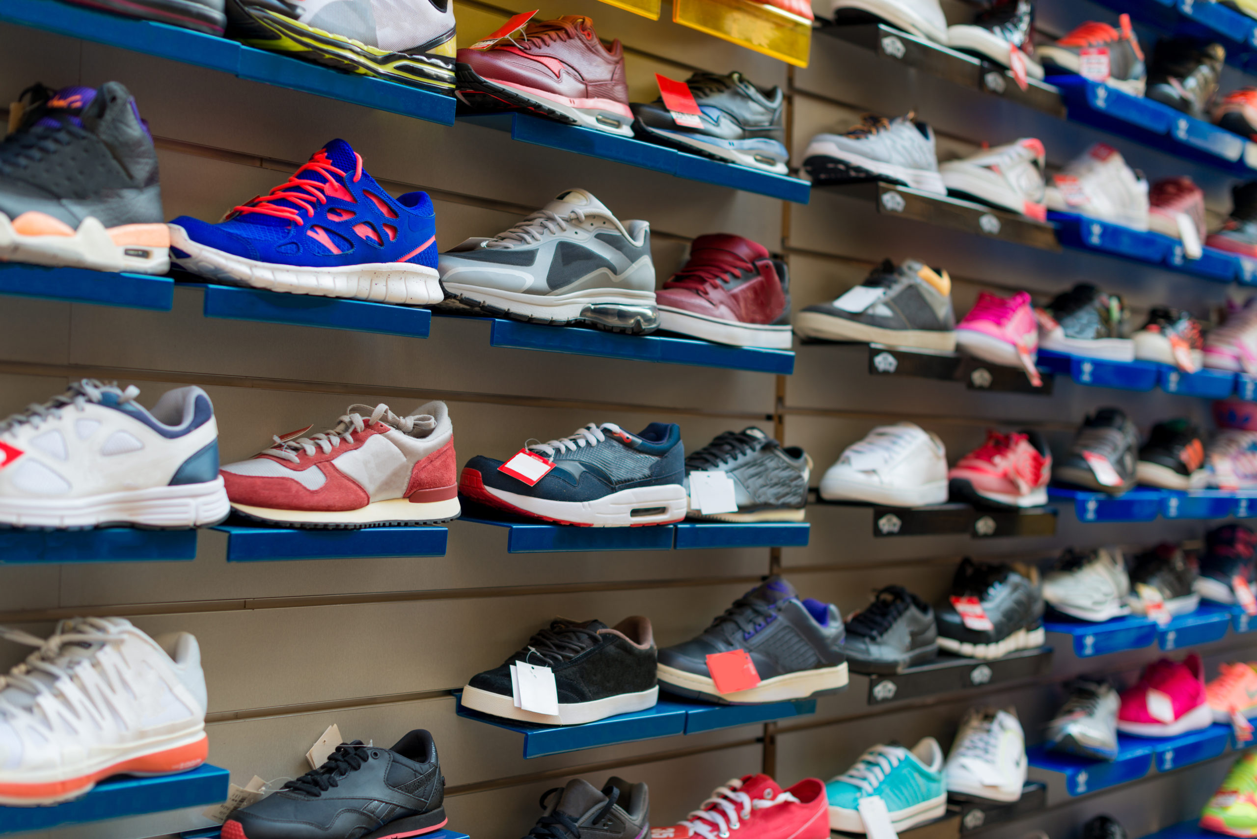 Магазин кроссовок step. Рынок с кроссовками картинка. Nike Medical Shoes. Найк дисконт Мытищи. Всевозможные коллекции.